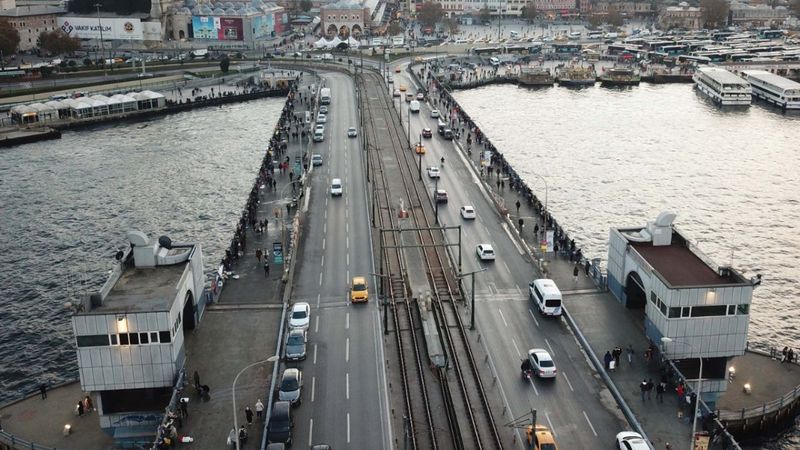 İçişleri Bakanlığı'nın 'olta balıkçılığı' genelgesi öncesi Galata Köprüsü