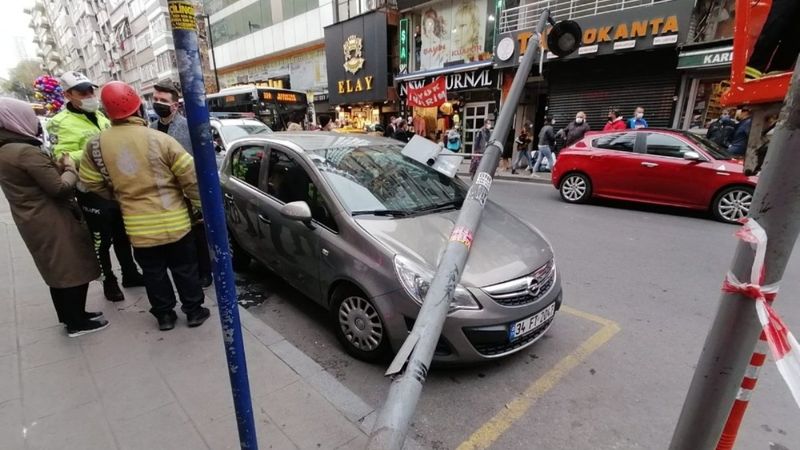 Şişli'de elektrik direğinin aracın üzerine devrilme anı