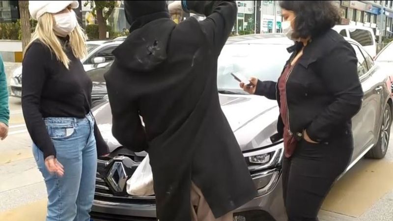 Gaziantep'te ışıklarda duran genç kızın aracına çarpıp kaçtı