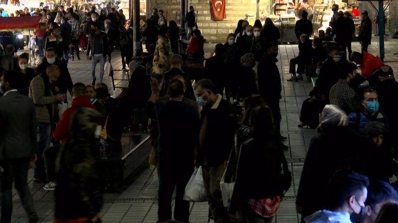 Eminönü'nde kısıtlama öncesi yoğunluk