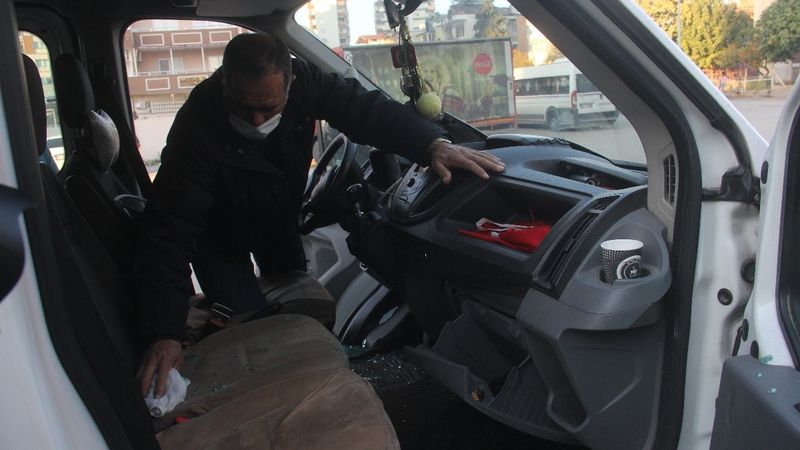 Adana'da namaz kılmaya giden vatandaşın aracındaki 21 bin lira çalındı