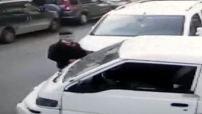 Güngören'de, kamyonetten telefon çalan şüpheli kamerada