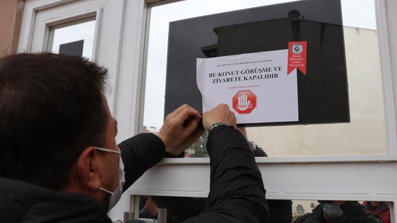 Balıkesir'de korona vakaların bulunduğu evlere uyarısı yazısı asıldı