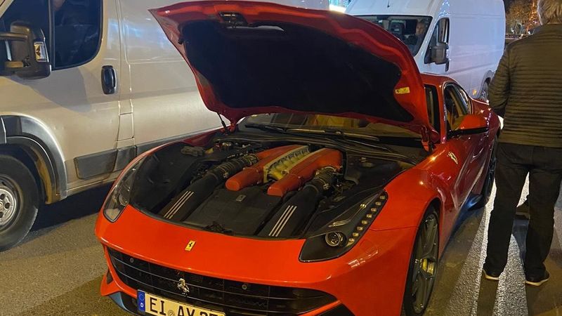 İstanbul’da 5 milyon liralık ultra lüks otomobil yolda kaldı