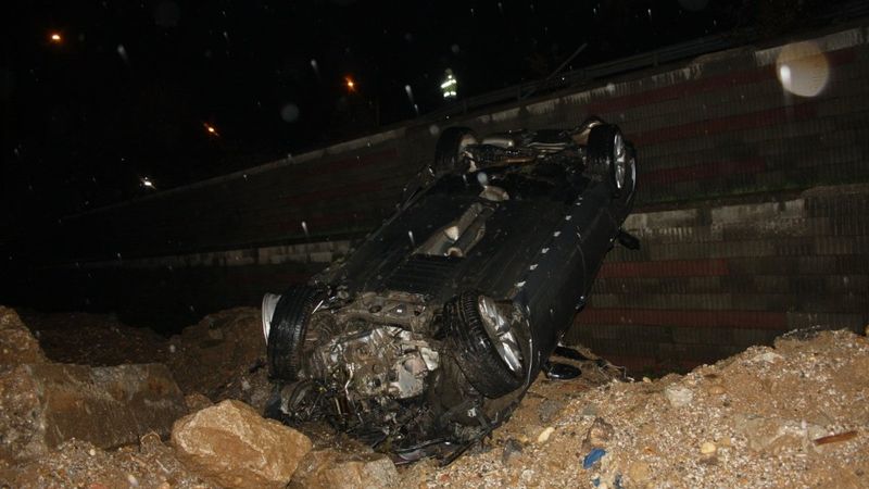 Antalya'da kontrolden çıkan araç, bariyerleri parçalayıp tepe üstü çakıldı