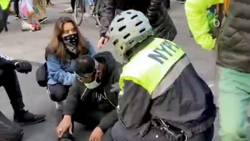 New York'ta araç göstericilerin arasına daldı