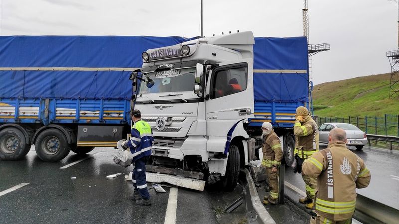 Küçükçekmece'de tır metrobüs bariyerlerine çarptı