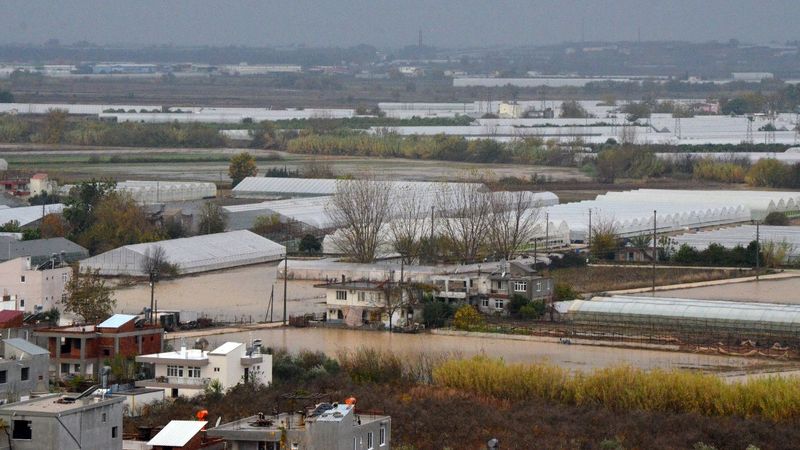 Antalya'da sağanak yağış, su baskınına neden oldu