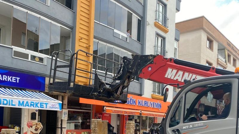 İzmir'de annesinin doğum gününü, vinçle kutladı