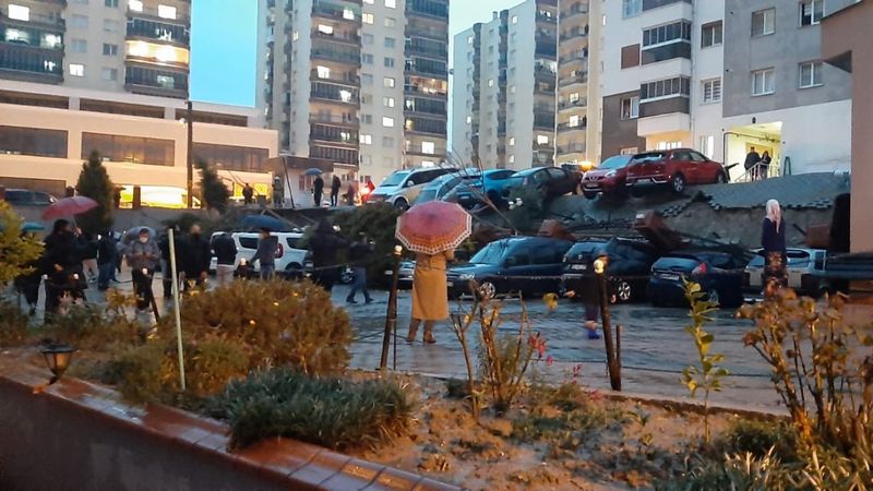 İzmir'de istinat duvarı çöktü