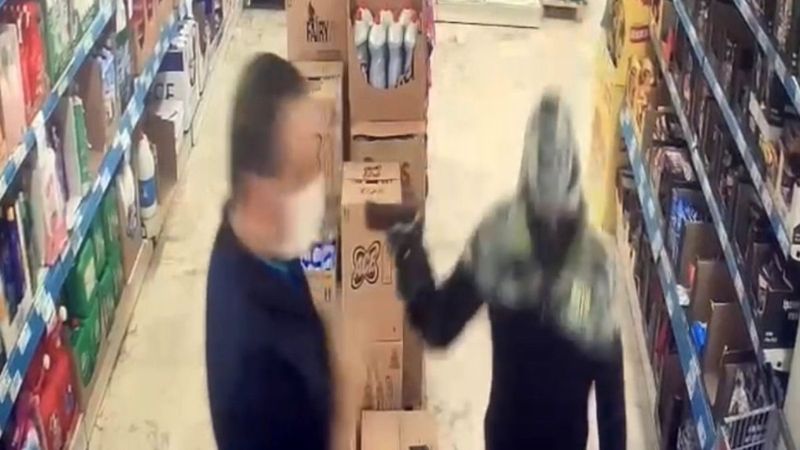 Kağıthane'de silahlı market soygunu kamerada