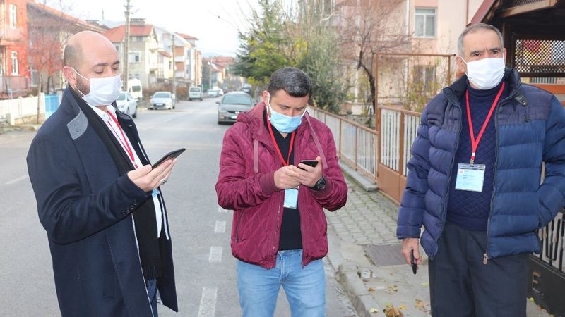 Isparta'da pozitif bir aile, dilenirken yakalandı