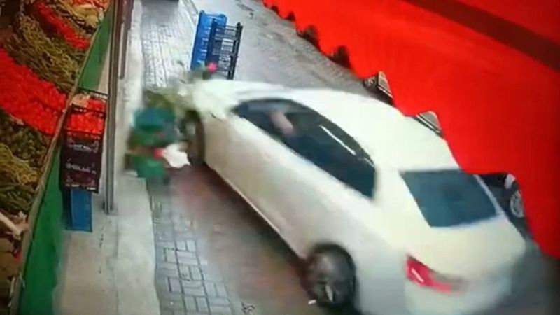 Küçükçekmece'de sürücünün markete daldığı an