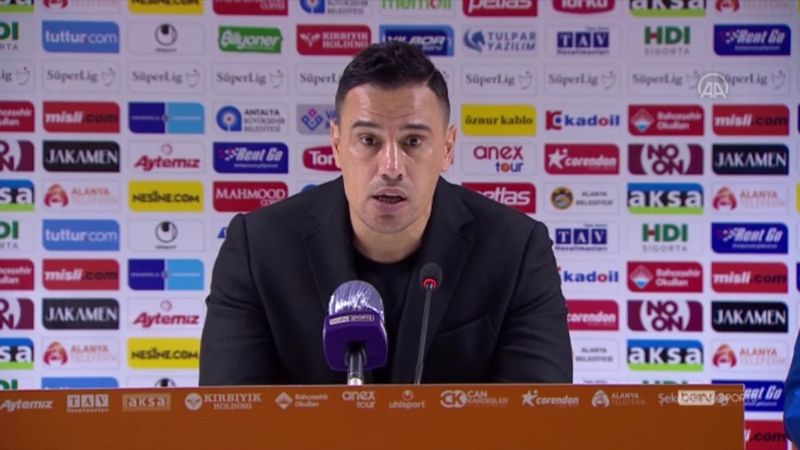 Çağdaş Atan, soru sormayan gazetecilere sinirlendi