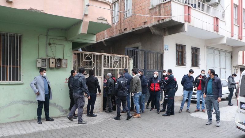 Şanlıurfa'da evi ateşe verip, 2 polisi yaraladılar