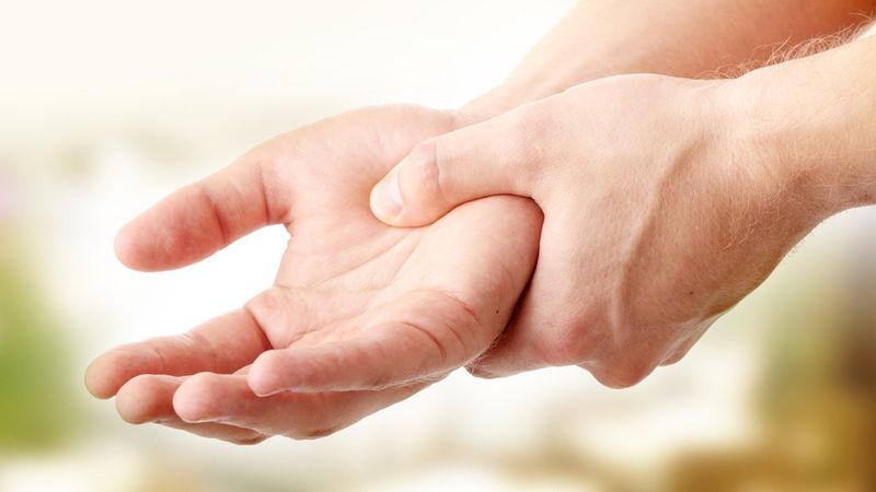 El uyuşması neden olur, nasıl geçer