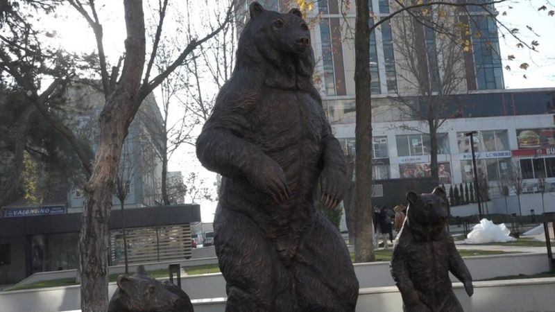 CHP'li Bilecik Belediyesi ayı heykeli yaptı