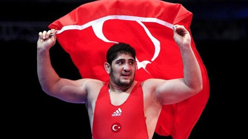 Milli güreşçi Osman Yıldırım, 130 kiloda gümüş madalya kazandı