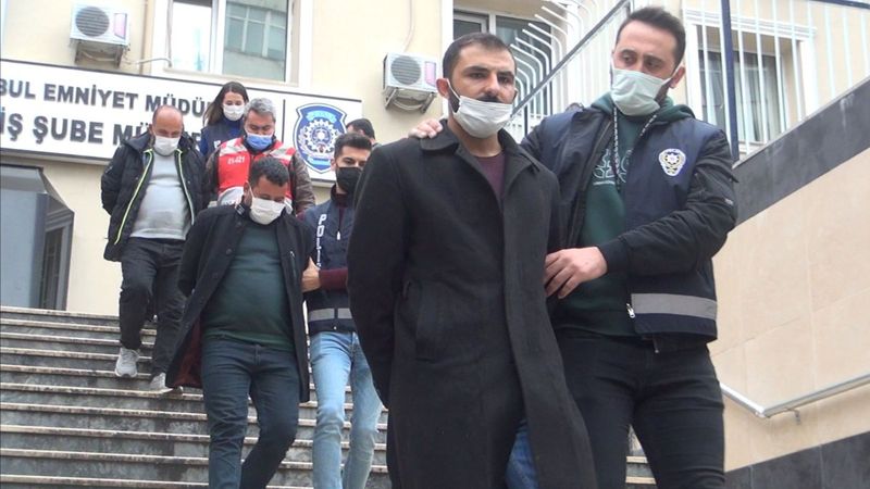 İstanbul'da vatandaşları 10 milyon lira dolandıran çete yakalandı