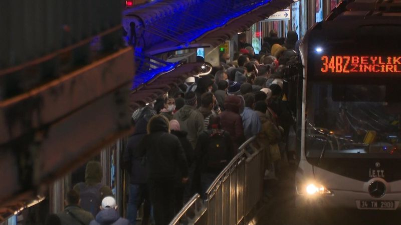 İstanbul'da trafik ve toplu taşımada yoğunluk