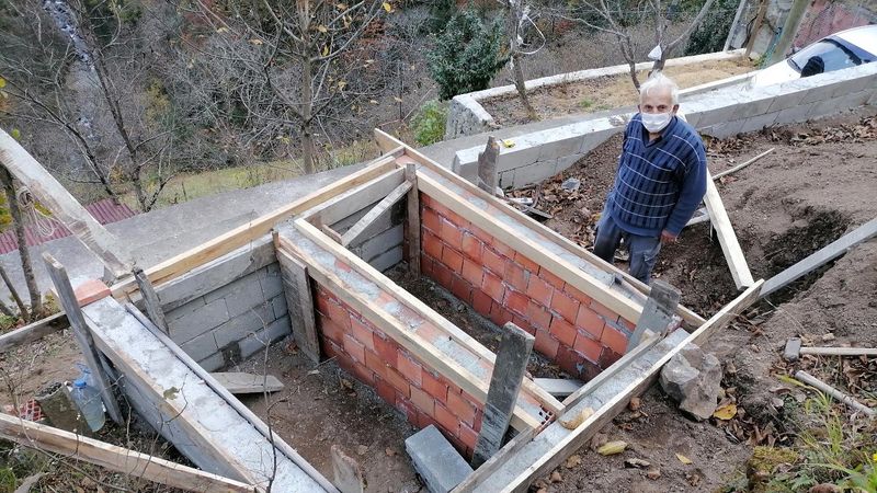 Trabzon'da salgın nedeniyle kendisine mezar kazdı