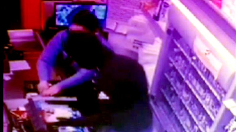 Avcılar'da silahlı market soygunu kamerada