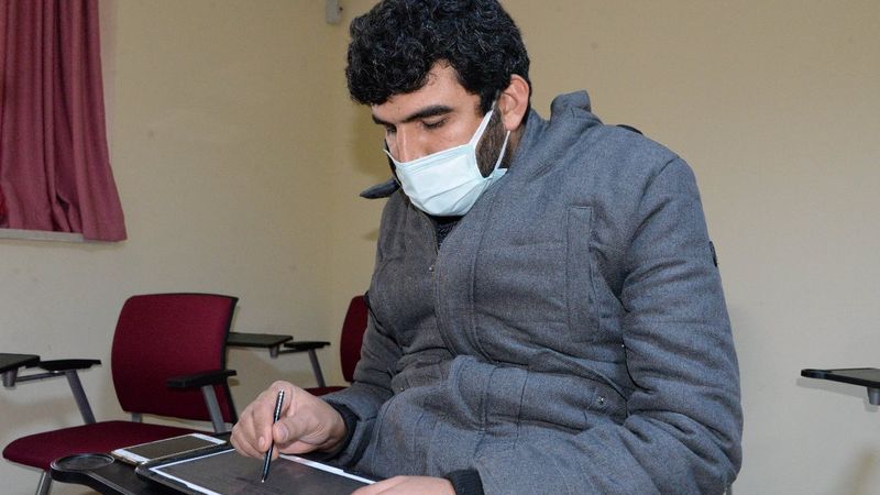 Diyarbakır'da refakatçi öğretmene, ders için oda verildi