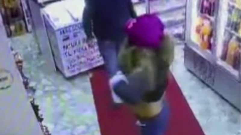 Esenler’de hırsız kadın büfe sahibini soydu, kendisi de soyundu