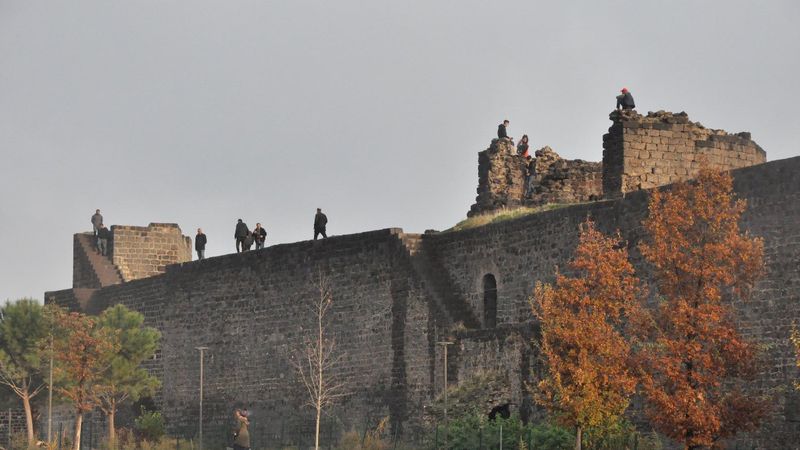 Diyarbakır'da riske aldırmadan surlarda fotoğraf çekiyorlar
