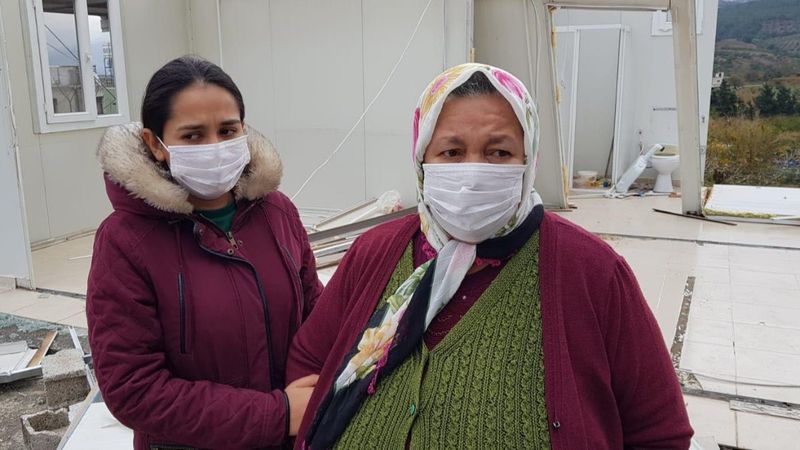 Hatay'da prefabrik evinin çatısı uçan anne, yardım bekliyor