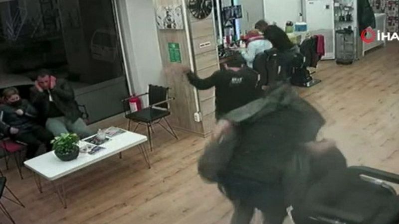 Güngören'de kuaföre silahlı saldırı kamerada