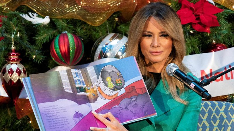 Melania Trump, hastanedeki çocuklara maskesiz kitap okudu