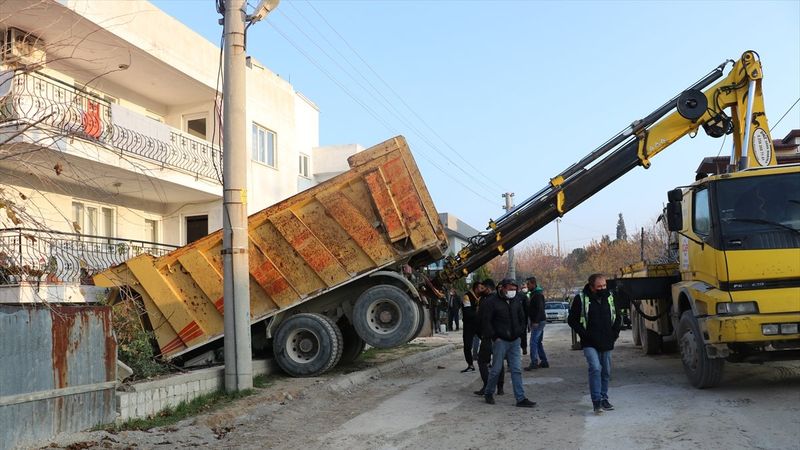 Denizli'de freni boşalan kamyon evin balkonuna çarptı