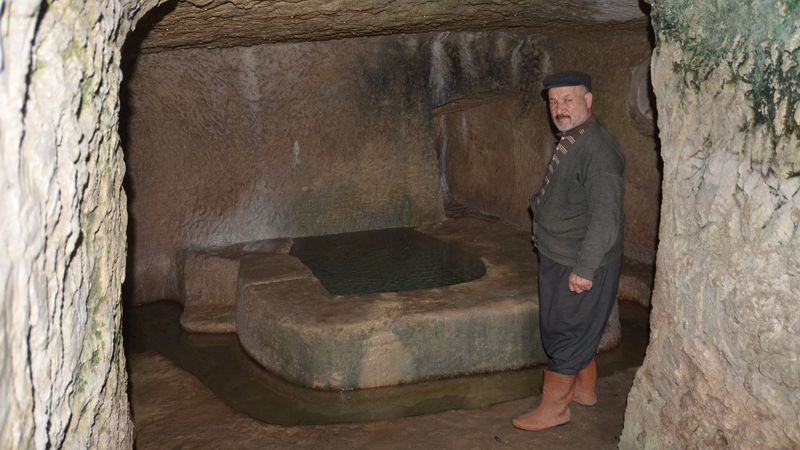 Mersin'de yaşlı adam 30 yıldır mağarada yaşıyor