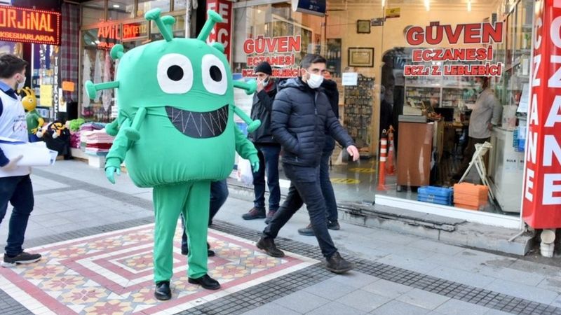 Malatya'da koronavirüs kostümüyle uyarı