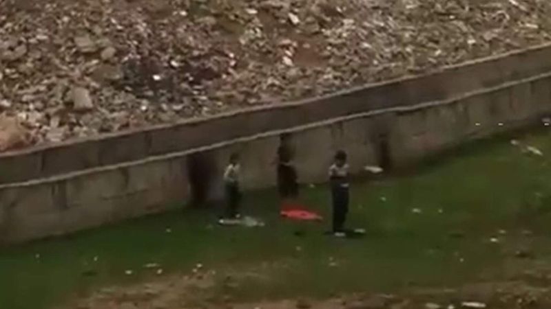 Siirt'te küçük çocuklar, boş arazide cemaatle namaz kıldı