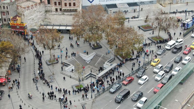 Eminönü'nde yılbaşı bileti kuyruğu