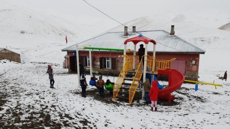 Ağrı'da köylerine park yapılmasını isteyen çocukların hayali gerçek oldu