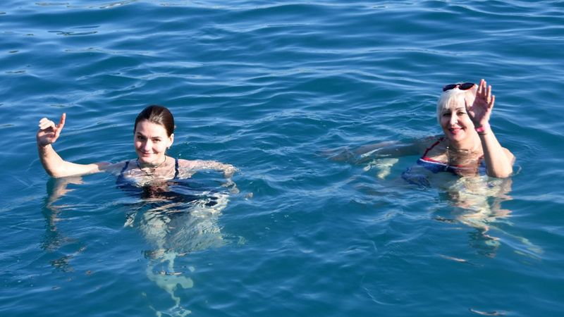 Antalya'daki turistlerin deniz keyfi