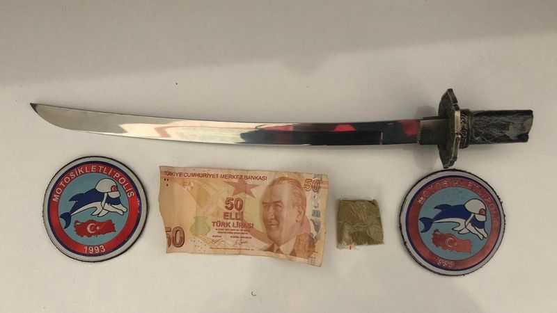 Beyoğlu'nda kılıçla gasp yapan şüpheli yakalandı