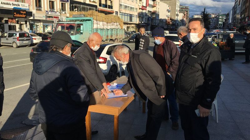 Rize'de emekliliği gelen doktor, meslektaşlarını yalnız bırakmak istemiyor