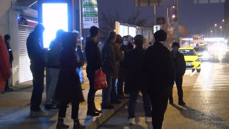 Kadıköy'de kısıtlamadan muaf olanlar uzun süre otobüs bekledi