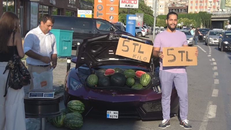 Beyoğlu'nda lüks araçla karpuz satan İranlıya, polis aracı soruşturması