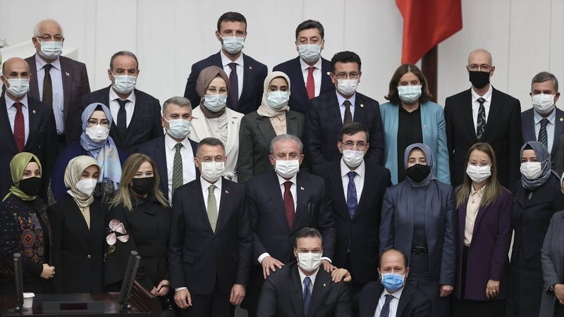 Meclis'te vekiller sosyal mesafe kurallarını unuttu