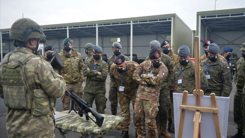 NATO tatbikatında yabancı askerler, Kara Kuvvetleri'nin Piyade Tüfeği'ni inceledi