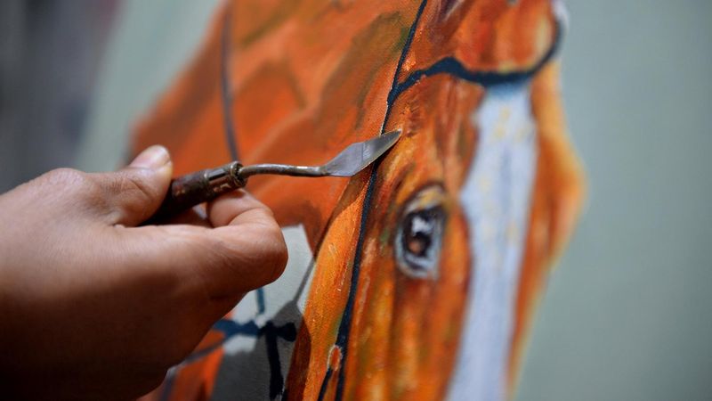 Hataylı ressam, 'spatula' ile resim yapıyor