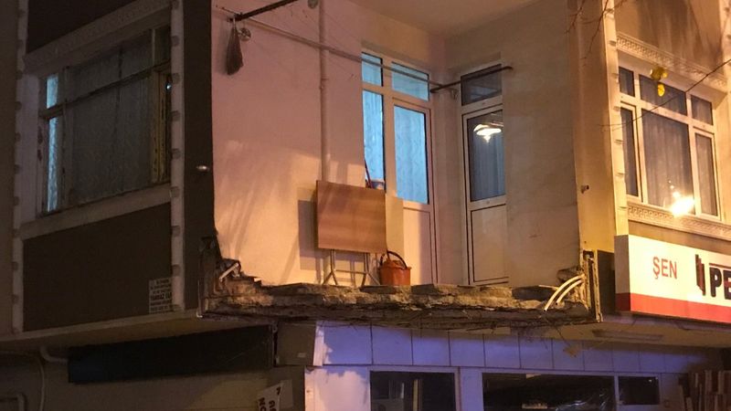 Küçükçekmece’de evin balkonu bir anda çöktü