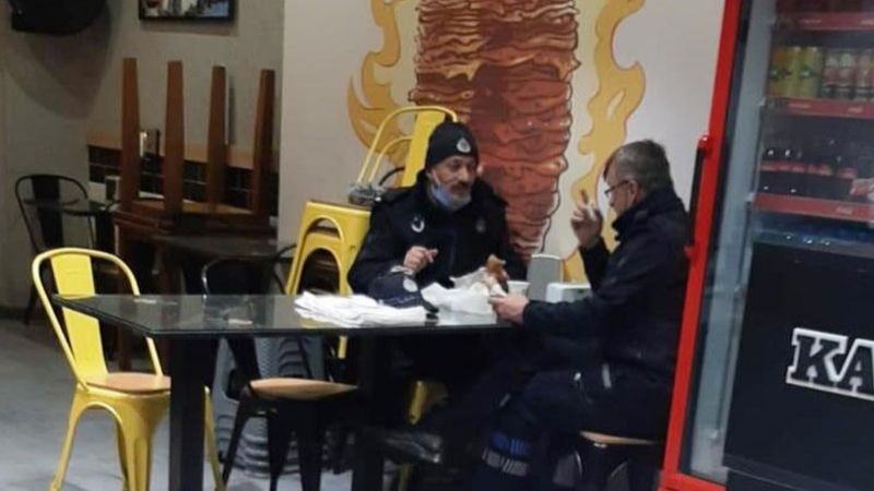 Sakarya'da 2 zabıta memuru, yasağa rağmen lokantada yemek yedi