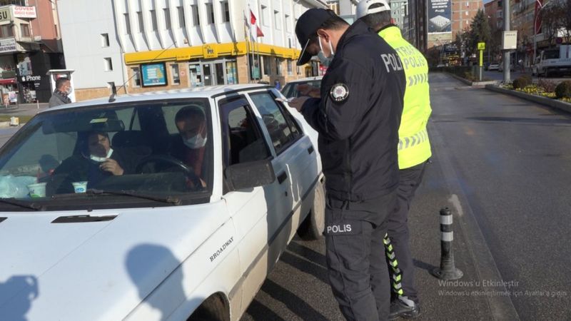 Çorum'da direksiyon başında yemek yiyen sürücüye ceza
