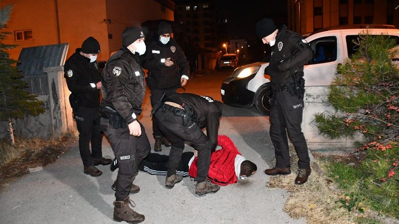 Aksaray'da şüpheliler kaçtı bekçiler kovaladı